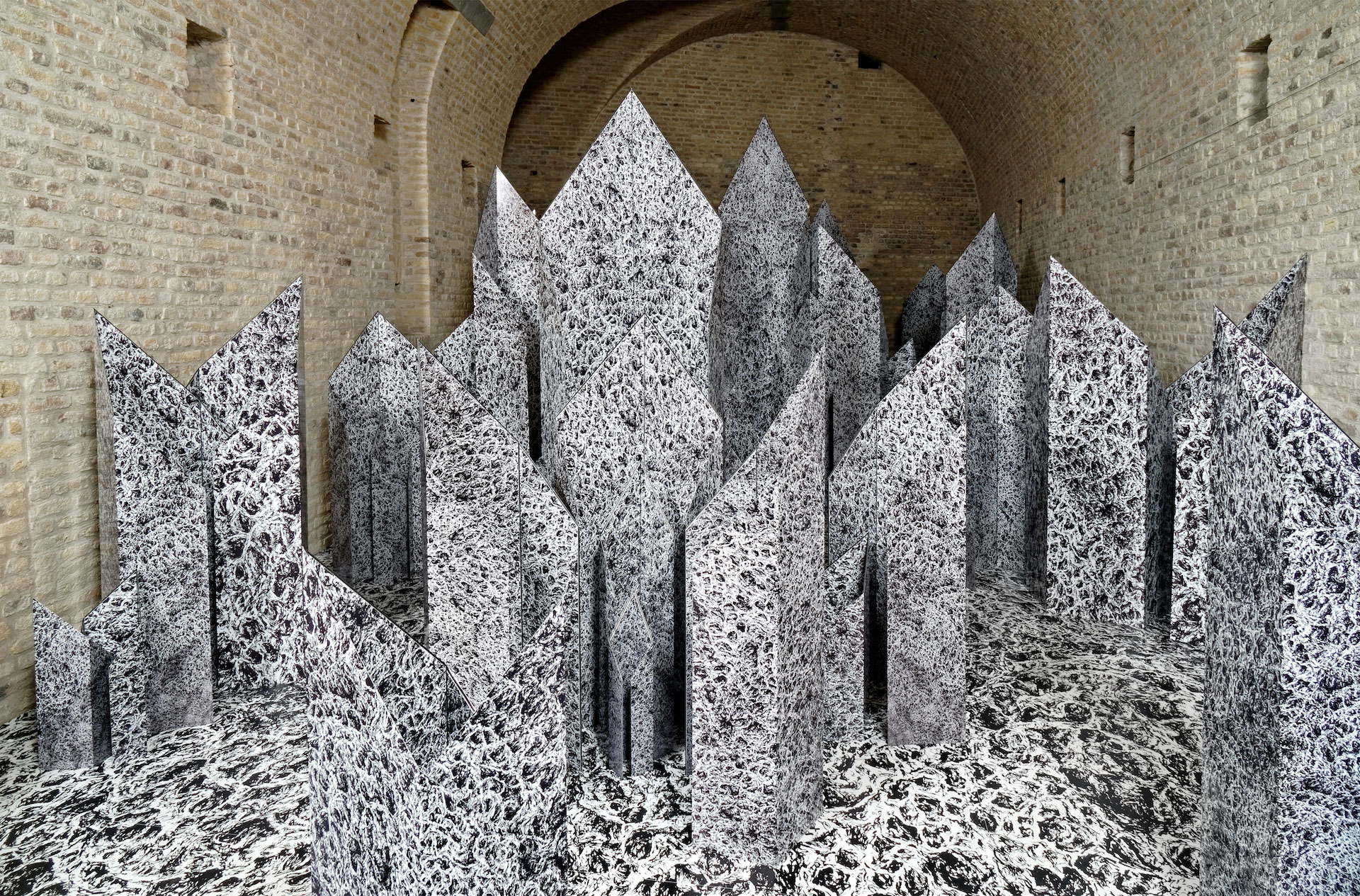 Oikos-Poros 1, 2022, installation immersive, sol en PVC, modules en dibond, imprim��s du dessin Oikos-Poros, dimensions variables (h. 3 m.). Apr��s une r��sidence en Islande (Fresh winds, Gardur). Exposition Oikos-Poros, une travers��e graphique, 2022, Mus��e 